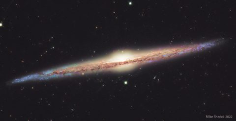 NGC 4565: کهکشانی از لبه