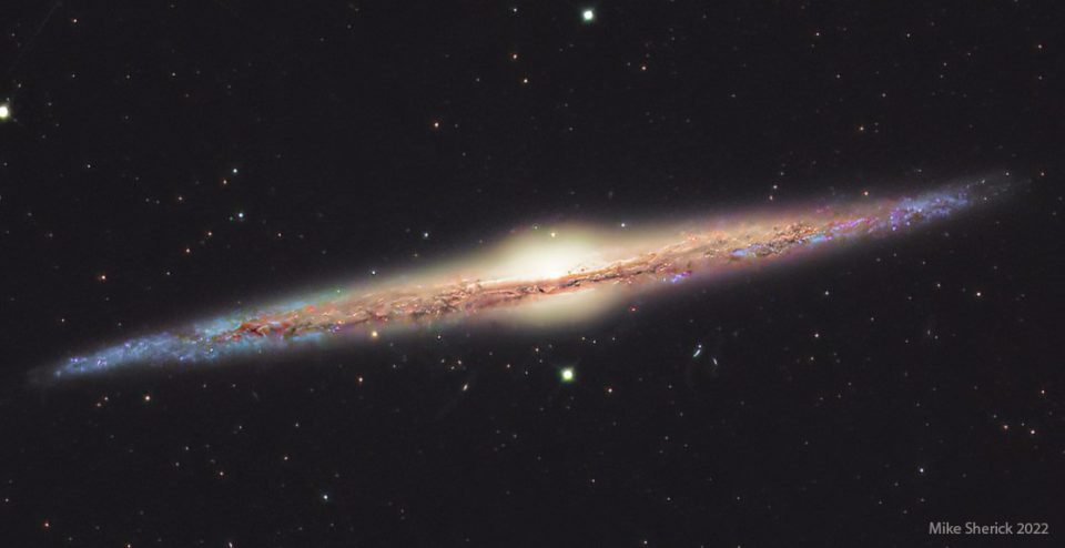 NGC 4565: کهکشانی از لبه