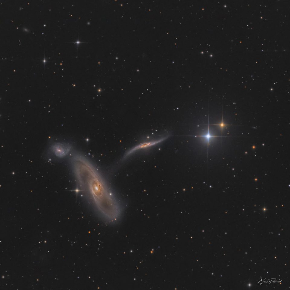 Arp 286: سه‌گانه در سنبله