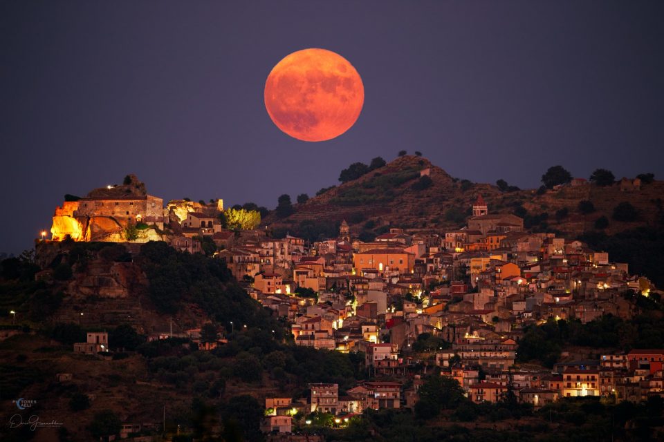 ماه محصول بر فراز سیسیل