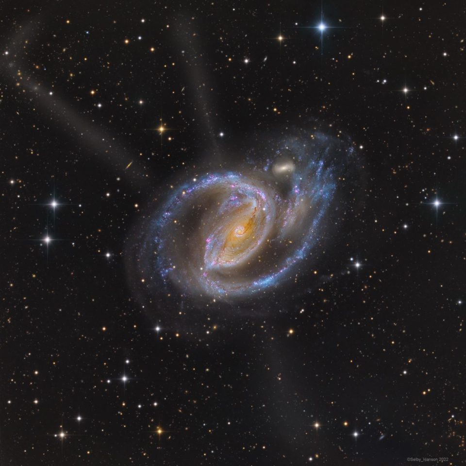 در آغوش بازوهای NGC 1097