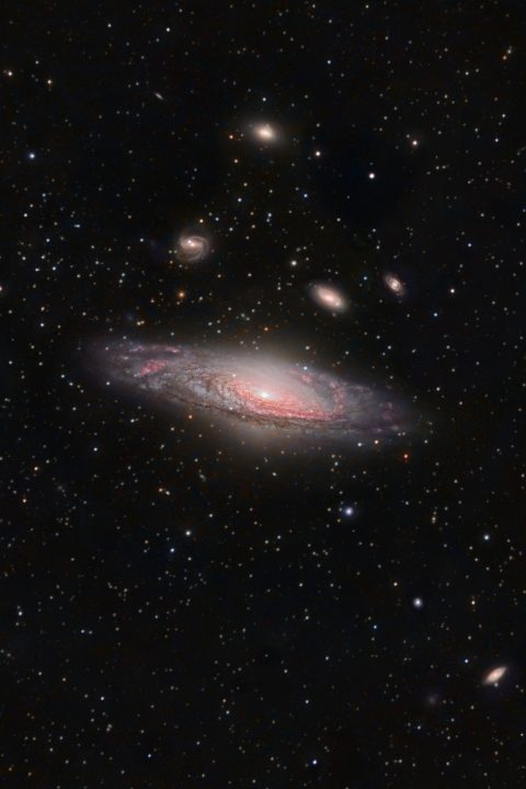 NGC 7331 و فراتر از آن