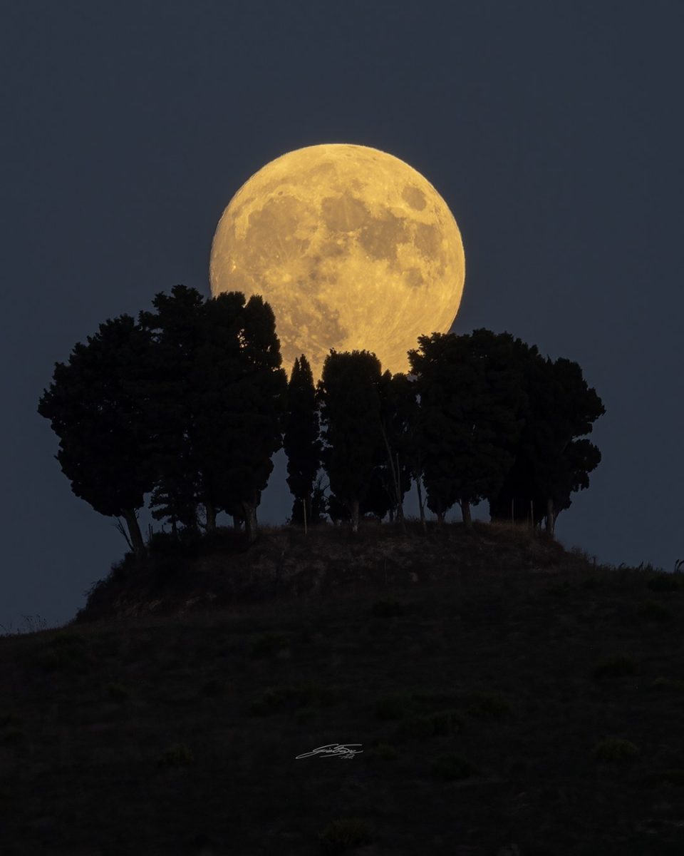 یک ماه برداشت بر فراز توسکانی