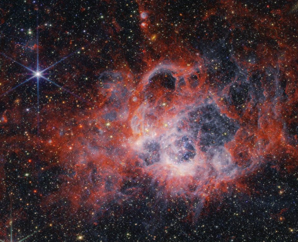 ء NGC 604: پرستاری غول پیکر ستارگان