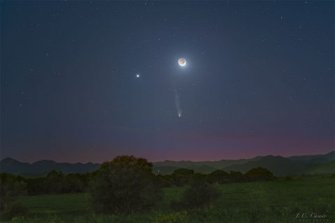 دنباله‌دار، سیاره، ماه