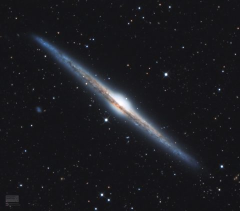 کهکشان NGC 4565: کهکشانی در لبه