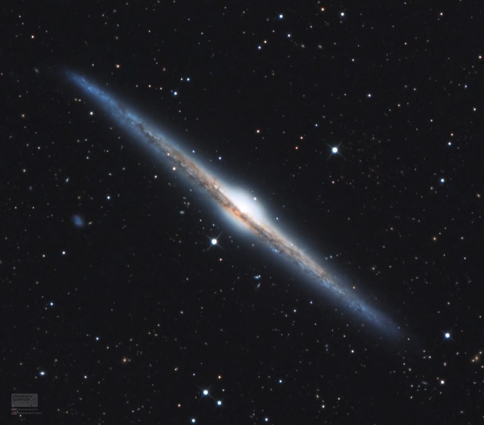 کهکشان NGC 4565: کهکشانی در لبه