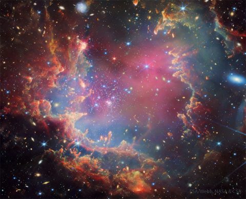 ء NGC 602: ستاره‌ها در برابر ستون‌ها از نگاه تلسکوپ وب
