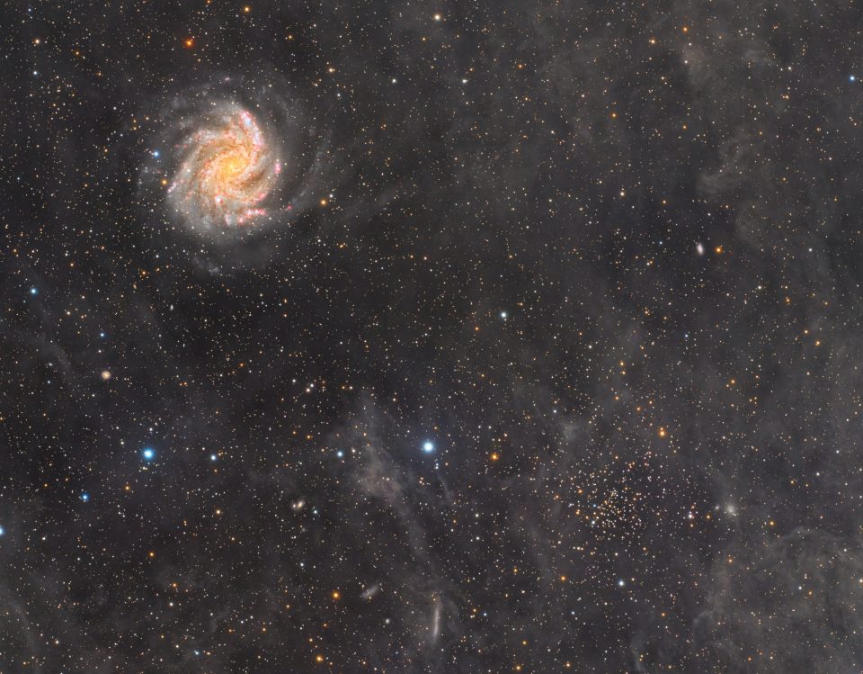 NGC 6946 و NGC 6939: آتش‌بازی در کنار یک خوشه
