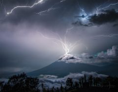 رعد و برق بالای آتشفشان آب