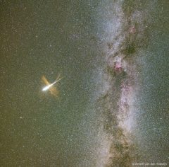 راه شیری و شهاب‌سنگ منفجرشده