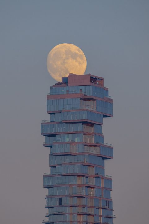 ماه جنگا (Jenga Moon)