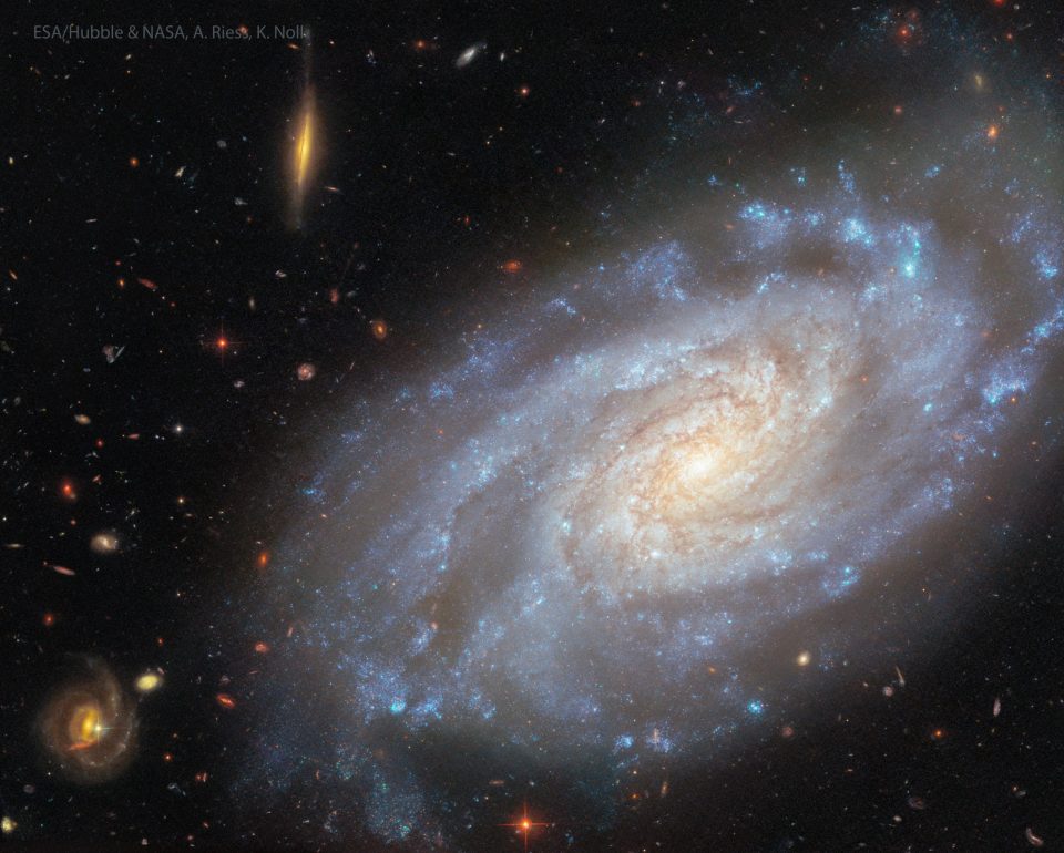 کهکشان مارپیچی NGC 3370 از نگاه هابل
