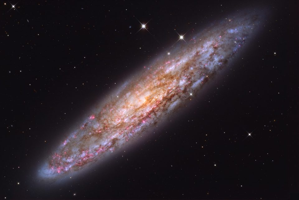 NGC 253: جهان جزیره‌ای غبارآلود