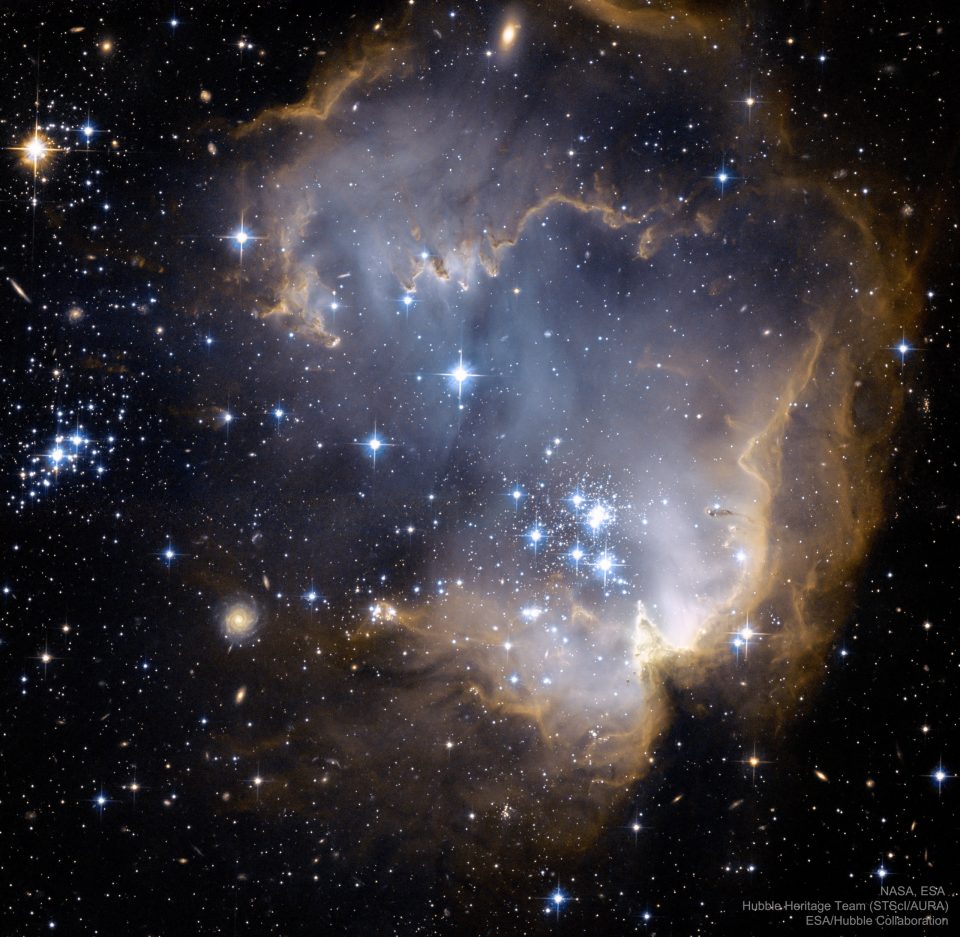 ء NGC 602 و فراتر از آن