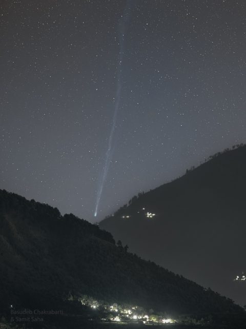 دنباله‌دار R3 PanSTARRS در دره‌ای از هیمالیا