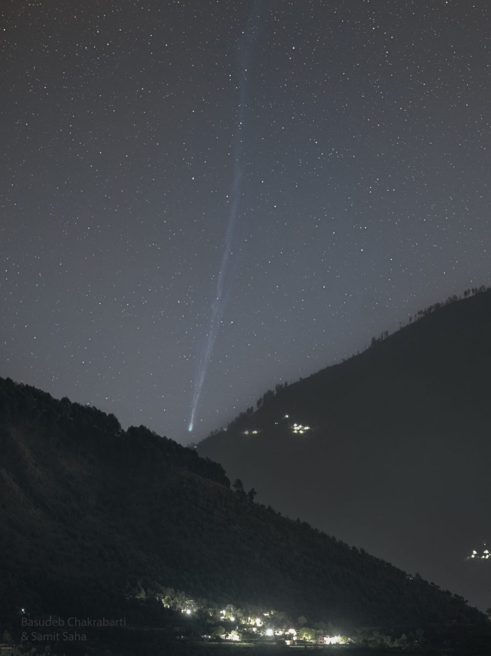 دنباله‌دار R3 PanSTARRS در دره‌ای از هیمالیا