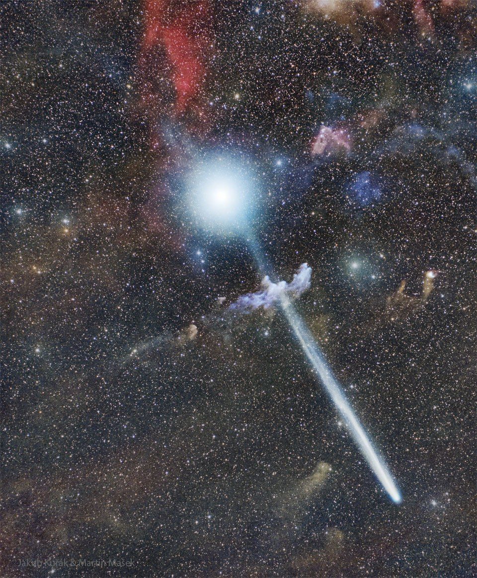 دنباله‌دار R3 PanSTARRS جلوی ستاره ریگل