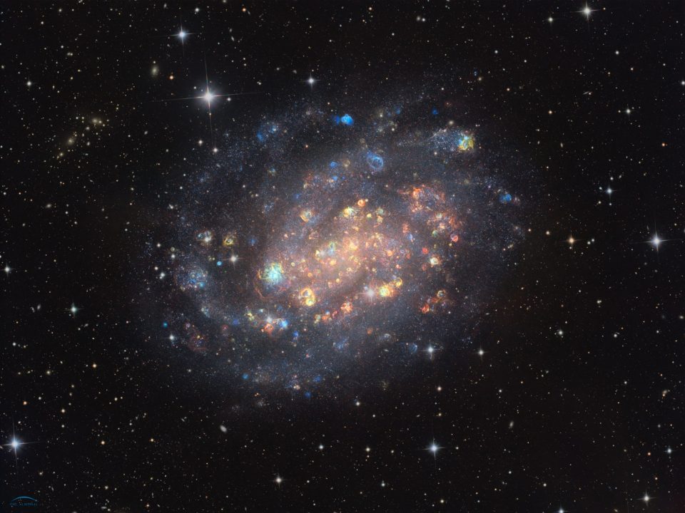 NGC 300: گوهری کیهانی از ستارهها و ابرهای گاز